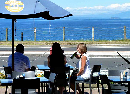 Waterfront dining at Taupo - pic courtesy Tourism New Zealand