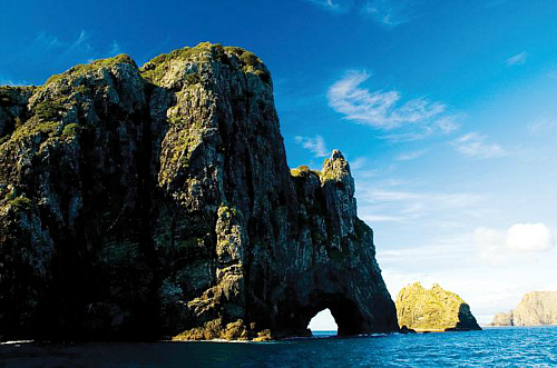 Tours to the Hole in the Rock are popular in the Bay of Islands