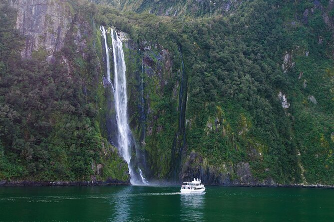 Milford Sound Day Tour and Cruise from Queenstown