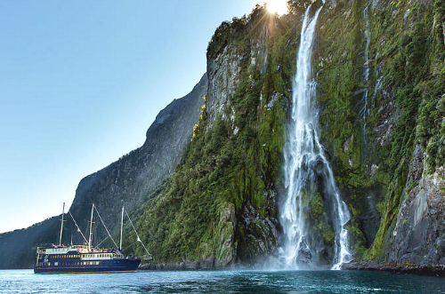 Stunning scenery on a Milford Sound nature cruise