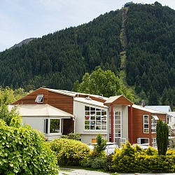 Haka Lodge Queenstown is ideally situated close to town